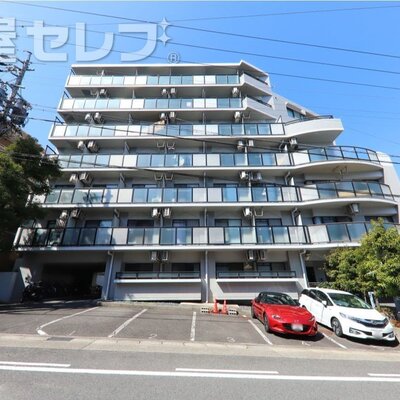 静かな環境の立地で人気のマンションです。