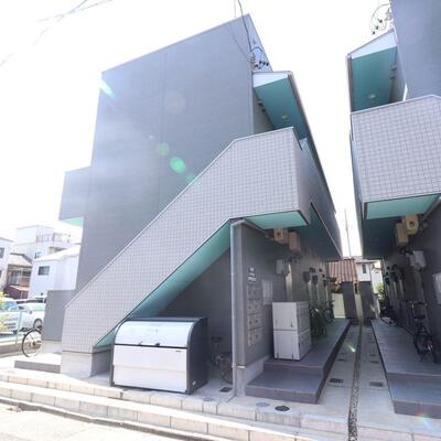 バルコニーは東向き。外観はキレイです。