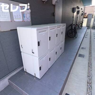 各部屋専用の宅配ボックスで荷物をいつでも受け取れます。