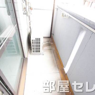 大きめのバルコニーで洗濯物もたくさん干せます。