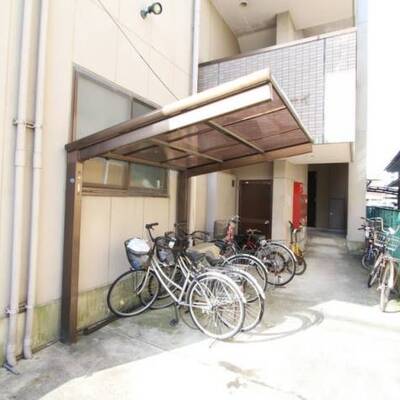 屋根付き駐輪所はありがたいです。203号室の写真です。