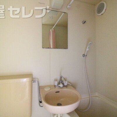 荷物が多くても安心です。写真は302号室