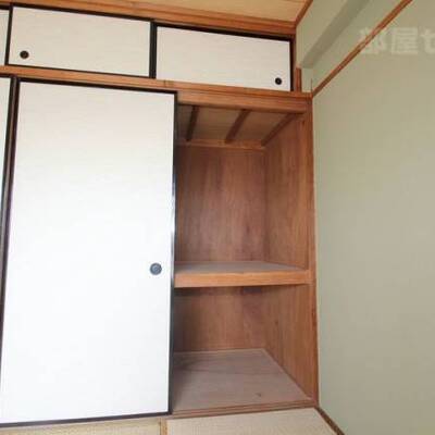 奥行きある収納です
