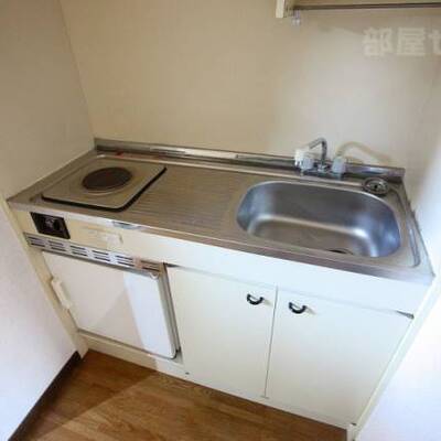 電気コンロ付きのキッチン