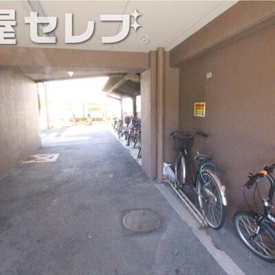 入口はこちらです。