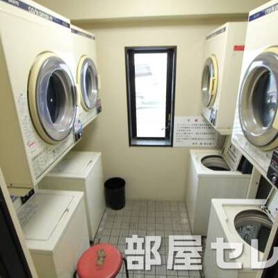共有コインランドリー。