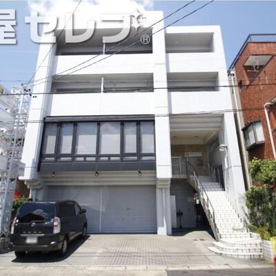 4階建てのマンション。