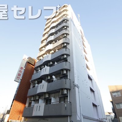 都会にそびえたつ　タイル貼りのお洒落な外観です