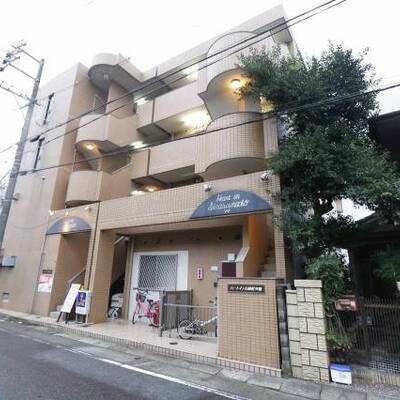 タイル貼りのマンション。