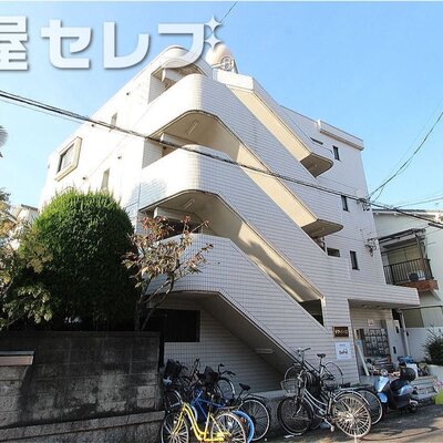 タイル貼りの堂々とした物件です。