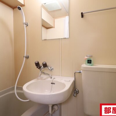 嬉しいハンガーラック付き収納。