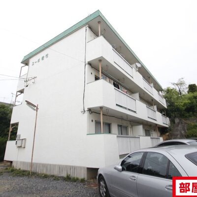 3階建てのマンション。