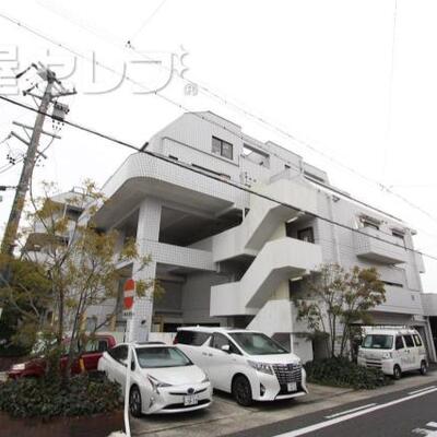 鉄筋コンクリートの堂々とした建物。