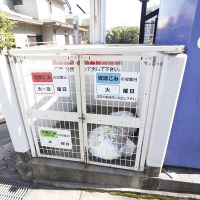 敷地内ゴミ置き場。