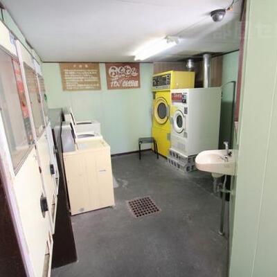 コインランドリー。