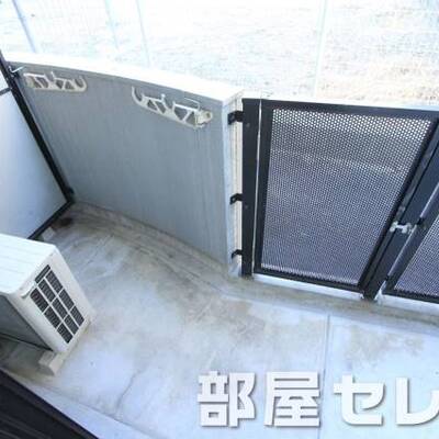 洗濯物もたくさん干せるベランダです。