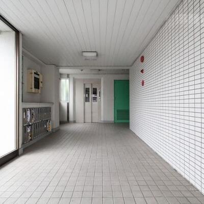 エントランスも広々しています。