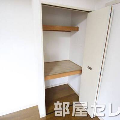 奥行あるクローゼット。