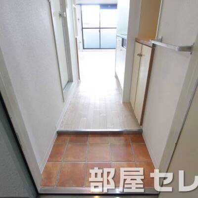 小物が掛けられる玄関です。