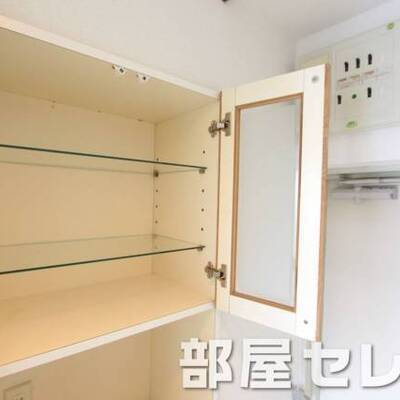 キッチン周りには収納充実でお部屋が広く使えます。