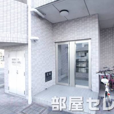 建物の入口になります。