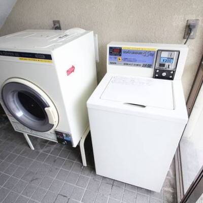 1階エントランスにコインランドリーが有ります。