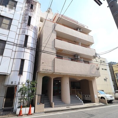 タイル張りで清潔感のある外観です。